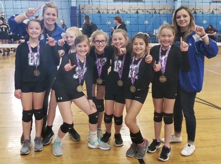 Spikers qualify for state